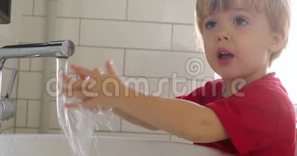 2岁的婴儿洗手视频的预览图