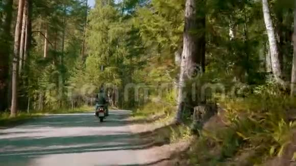 两名摩托车手在森林里驾驶摩托车视频的预览图