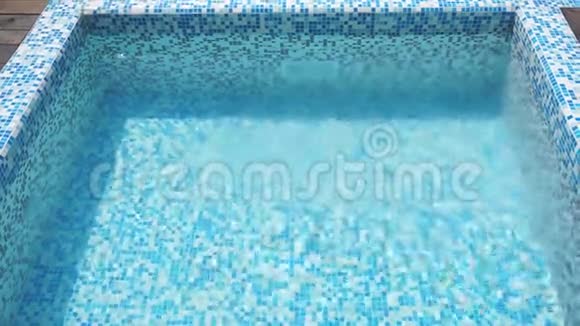 美丽的景色摇曳的淡蓝色水域在游泳池与耀眼的塑造一个愉快和乐观的背景视频的预览图