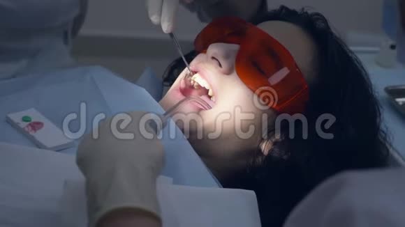 那个在牙医那里接待的男孩青少年预防牙科治疗视频的预览图