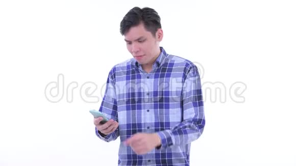 穿着时髦的年轻亚洲时髦男人用电话和坏消息视频的预览图