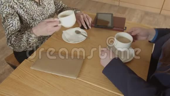 女性用信用卡支付咖啡馆账单视频的预览图