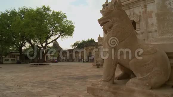 寺庙里的一尊白狮子雕像院子里视频的预览图