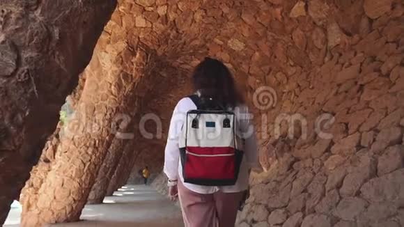 白天女人正漫步在人工洞穴的神奇隧道里视频的预览图