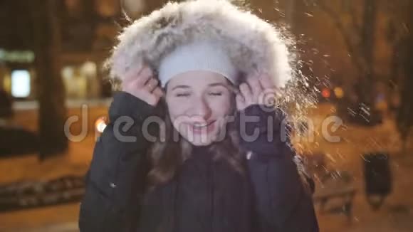 快乐的女孩喜欢冬天的雪温暖的呼吸看着镜头视频的预览图