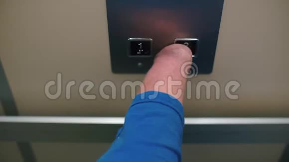 残疾人按下带有树桩的电梯按钮视频的预览图
