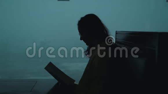 女孩在雾蒙蒙的天气里眺望机场候机楼视频的预览图