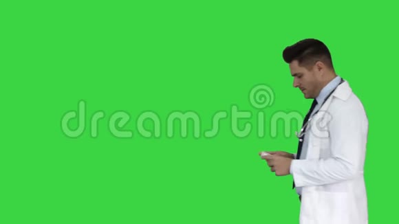 医生与镜头交谈在绿色屏幕上呈现新药Chroma键视频的预览图