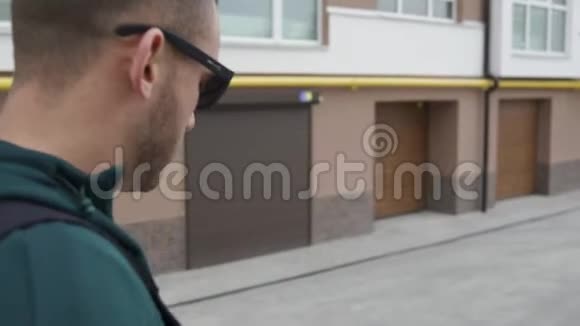 一位男性博主走在街上写内容视频的预览图