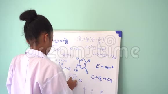 美国黑人女孩在白板上画数学和科学公式视频的预览图