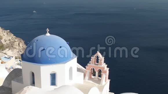 在桑托里尼岛上的奥亚岛上一个蓝色的教堂圆顶倾斜着视频的预览图