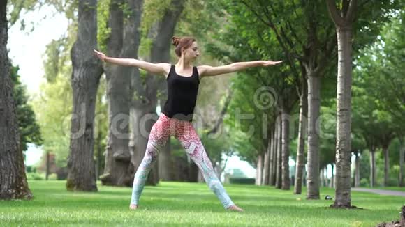 小女孩在公园慢动作练习瑜伽视频的预览图