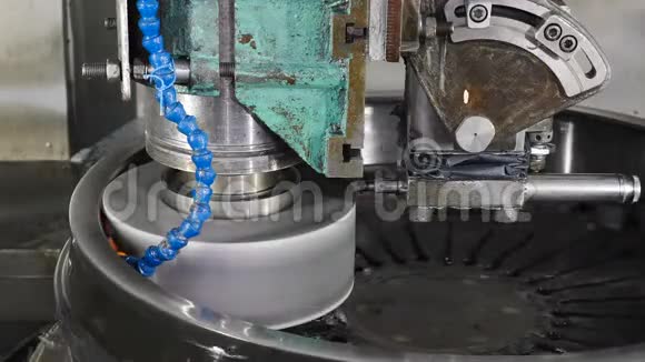 轴承抛光程序在工厂工厂生产过程中的喷水冷却部件录像显示视频的预览图