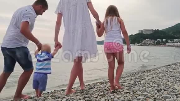 一家人慢慢地去海滩宝贝在海边的第一步视频的预览图