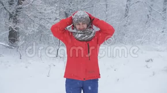 冬天森林里的女人喜欢下雪把雪扔到空中视频的预览图