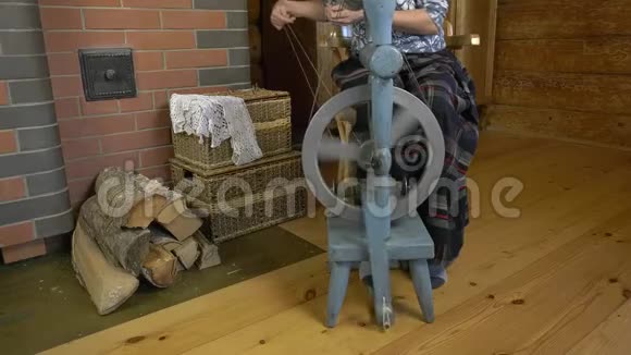 套在一个传统的脚操作纺车的作用视频的预览图