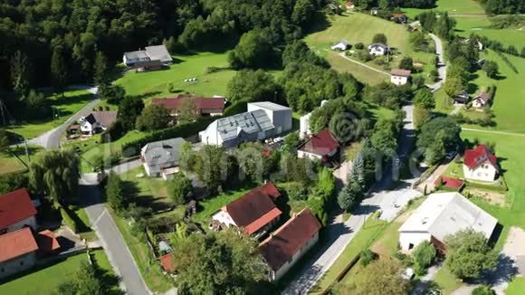 斯洛文尼亚的高山村Kopivnik鸟瞰波霍耶景观视频的预览图