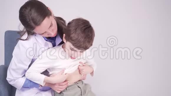 医生正在触诊一个小病人的腹部7岁男孩体检视频的预览图