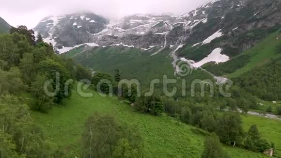 从空中俯瞰森林到高山瀑布在初夏没有融雪的地方视频的预览图