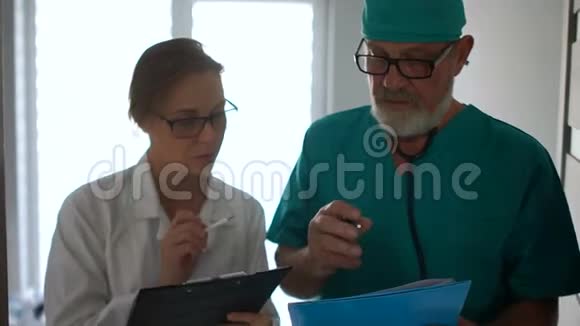 两个外科医生一男一女赶紧下走廊做手术紧急会议医疗咨询视频的预览图