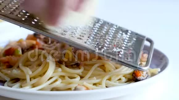 用海食做意大利面一种烹饪的烤奶酪典型的意大利奶酪刚煮熟的盘子里的意大利面视频的预览图