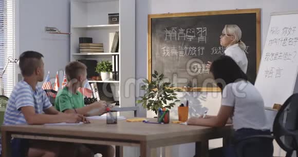 中文教室的师生视频的预览图