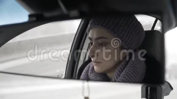 后视镜反光的女孩控制着汽车视频的预览图