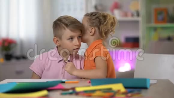 可爱的女孩低声说着秘密的哥哥耳朵一起笑童年的闲话视频的预览图