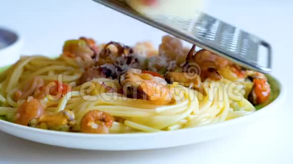 用海食做意大利面一种烹饪的烤奶酪典型的意大利奶酪刚煮熟的盘子里的意大利面视频的预览图