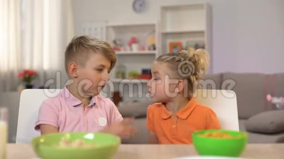 小学生挠痒痒小妹妹早餐时玩耍家人交流视频的预览图