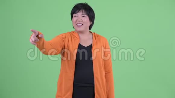 快乐的年轻超重亚洲女人手指准备健身房视频的预览图
