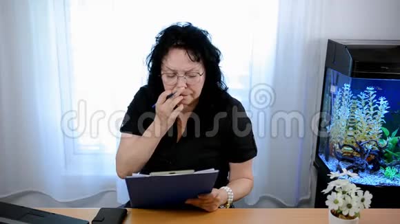 戴眼镜的女心理学家仔细倾听某人的声音并做笔记视频的预览图