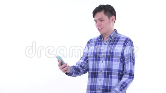 快乐的年轻亚洲时髦男人视频通话视频的预览图