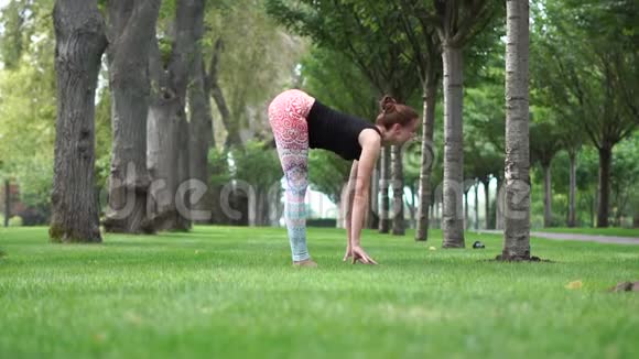 小女孩在公园慢动作练习瑜伽视频的预览图