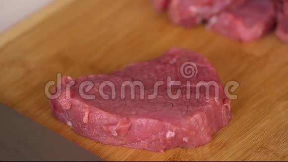 牛肉粉用大菜刀切成薄片近距离拍摄4K摄像机厨师餐桌和烹饪表演受到启发视频的预览图