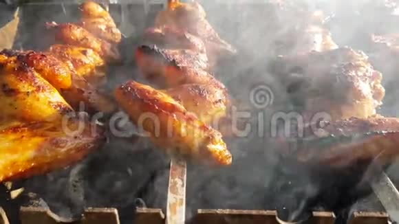 烤架上一堆煮鸡烹烤鸡翅烤架上的烧烤食物烤夏煮什么视频的预览图