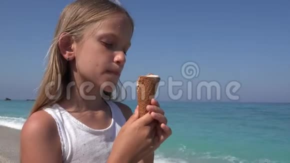 日落时分孩子们在海滩上吃冰淇淋夏天在海边的小女孩视频的预览图