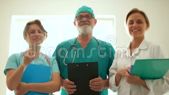 诊所的首席医生和两名年轻医生实习生医学生涯医学背景三位医生微笑着视频的预览图