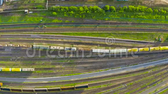 各种铁路运输列车在火车站货运列车发车时的鸟瞰图视频的预览图
