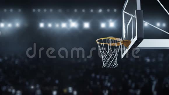 篮球在镜头闪烁的背景下缓慢地撞击篮筐视频的预览图