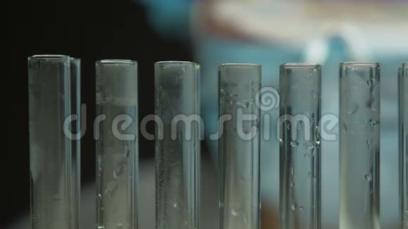 科学家添加样品从试管中蒸发液体核科学视频的预览图