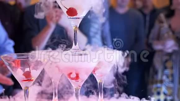 派对上的烟熏鸡尾酒一束酒和樱桃从那里冒出来的烟创意鸡尾酒视频的预览图