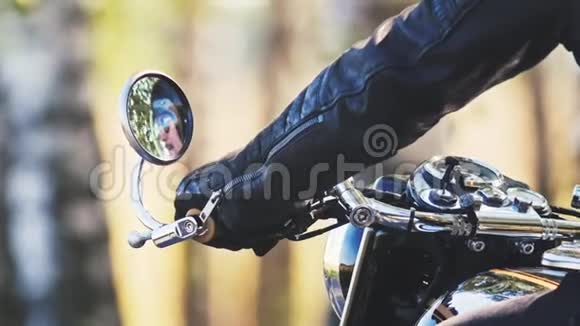 一个野蛮的人骑摩托车坐在摩托车上开始骑车视频的预览图