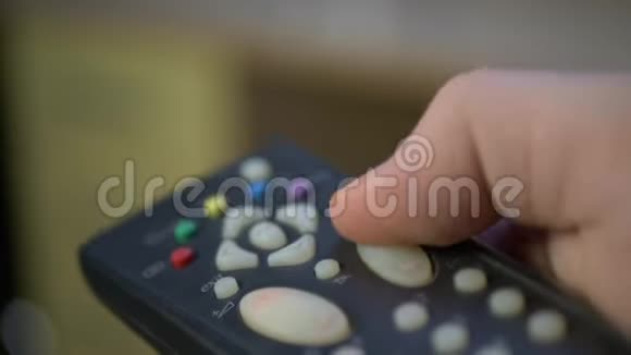 遥控电视手按钮视频的预览图