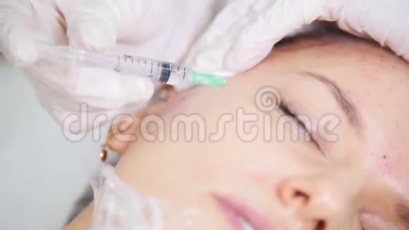 美容师做美容手术治疗面部在美容过程中在客户脸颊注射视频的预览图