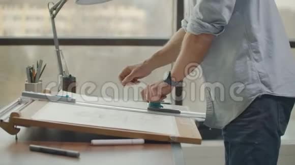 概念架构师工程师拿着笔指设备架构师办公桌上放着办公室的蓝图视频的预览图
