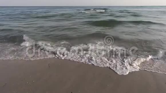 波涛汹涌的大海缓缓移动视频的预览图