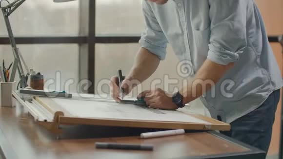 一个男建筑师在纸上创作一幅建筑物的图画研究建筑的设计创造家具和视频的预览图