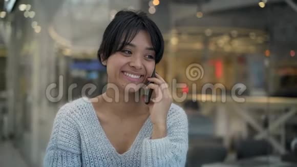 中锋亚洲女性站着笑在电话里视频的预览图
