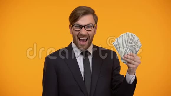 商业人士展示美元钞票做是的手势高薪收入视频的预览图